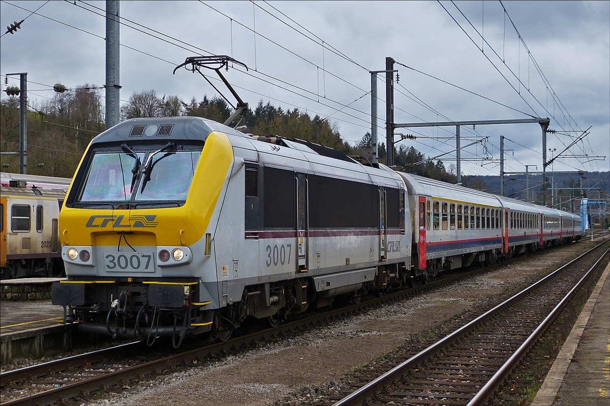 . Bauarbeiten zwischen Ettelbrück und Luxemburg, CFL 3007 steht mit ihrem Zug am Gleis bereit um mit diesen die Strecke nach Lüttich zu bedienen.  11.03.2018  (Hans)