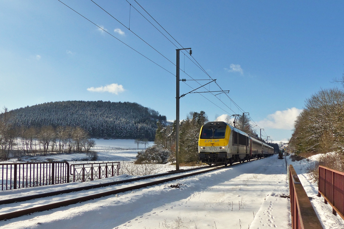 . Bei herrlichem Winterwetter zieht die sehr helle 3013 den IC 114 Liers - Luxembourg am 04.02.2015 durch das verschneite Tal der Woltz zwischen Cinqfontaines und Maulusmhle. (Jeanny)