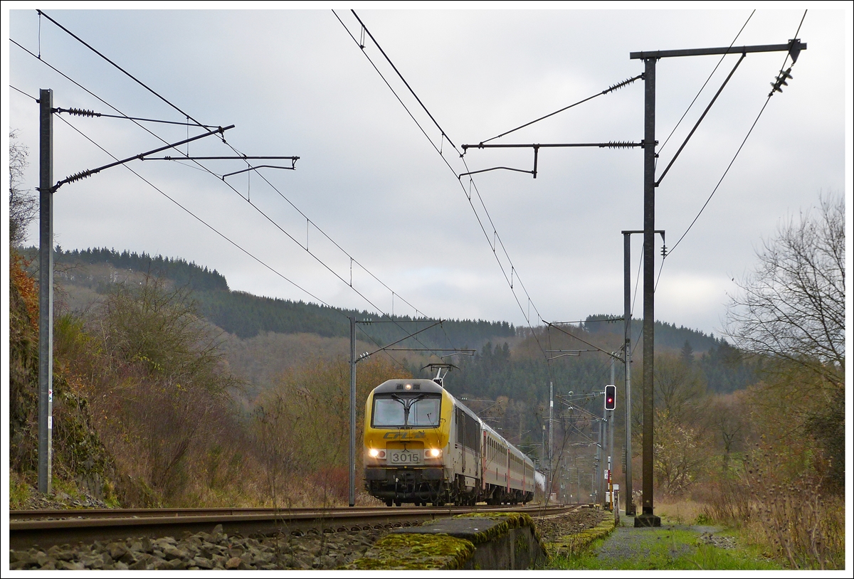 . Bei uns stimmte die Wettervorhersage leider nicht. Anstatt Sonnenschein, gab es einen bedeckten Himmel, als die 3014 mit dem IR 114 Luxembourg - Liers zwischen Lelligen und Wilwerwiltz an mir vorbei brauste. 01.12.2013 (Jeanny)