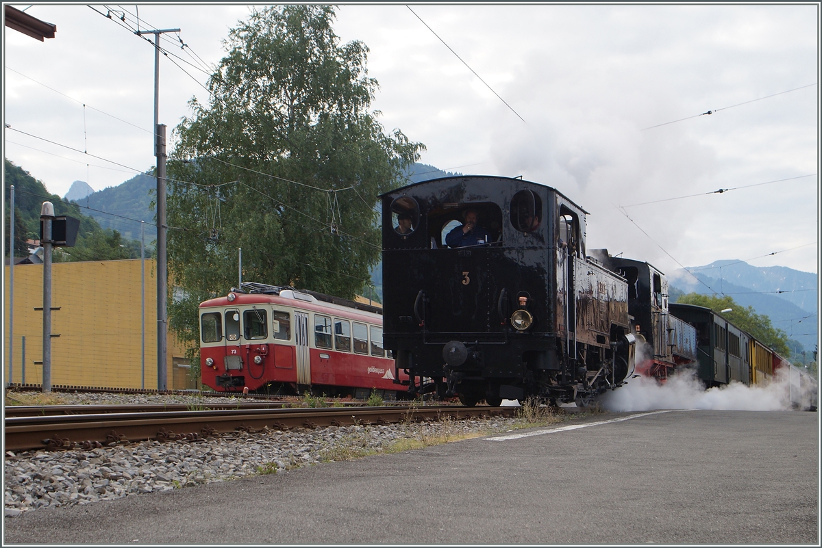  BLONAY-CHAMBY PINGSTFESTIVAL 2015: Recht früh verkehrt der erste Dampfzug von Chaulin nach Vevey, hier bei der Ausfahrt in Blonay. 25. Mai 2015