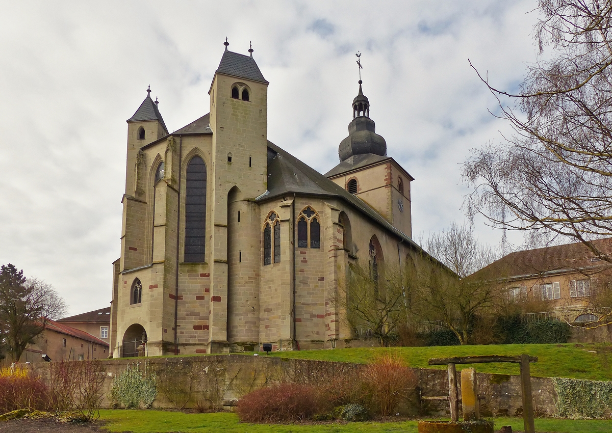 . Bouzonville - Die ehemalige Klosterkirche Heilig Kreuz (Sainte Croix) in Bouzonville (deutsch Busendorf, lothringisch Busendroff) im Dpartement Moselle in der Region Lothringen. 03.04.2015 (Jeanny)

Die Kirche ist eine querhauslose gotische Pseudo-Basilika mit offener Vorhalle. Der Turm erhielt in der Barockzeit eine welsche Haube. Das Chorgesthl mit figrlichen Schnitzereien entstammt der Barockzeit. Der Chorabschluss der Kirche verfgt ber zwei fr Lothringen typische Chorflankentrme. Das Mittelschiff ist 17 m hoch, die Seitenschiffe erreichen eine Hhe von 10 m.

Die baufllig gewordene Apsis wurde in den Jahren 2006-2009 durch die Spenden des Vereins  Autour de l´abbatiale  und Finanzhilfen der Zivilgemeinde Bouzonville und des Generalrates der Region Mosel aufwendig renoviert. Auch die Bedachung der Trme aus dem Jahr 1957 wurde dabei in altdeutscher Schieferdeckung erneuert und mit Balusterknufen geschmckt. Die Kirche wurde am 8. September als historisches Monument staatlich anerkannt