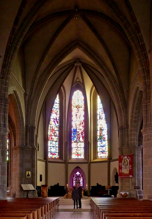 . Bouzonville - Innenansicht der ehemaligen Klosterkirche Heilig Kreuz (Sainte Croix). 03.04.2015 (Hans)

Die Kirche enthlt trotz der zahlreichen Zerstrungen der vergangenen Zeiten noch historische Ausstattungsstcke wie z. B. eine Kreuzigungsdarstellung aus dem 15. Jahrhundert in der Sdapsis, eine Statue des hl. Benedikt von Nursia aus dem 17. Jahrhundert im Chor sowie das Chorgesthl mit figrlichen Schnitzereien aus der Barockzeit (Ende 18. Jahrhundert). Die modernen Ausstattungsstcke im Chorbereich und der Kreuzweg stammen aus dem Jahr 1985 und thematisieren Szenen aus dem Buch Exodus (Bildhauer Claude Michel):
- Altar: Brennender Dornbusch, Gesetzgebung auf dem Sinai, Osterlamm und Eherne Schlange, Das Manna- und Wachtelwunder
- Ambo: Das Felsenwasserwunder des Mose in der Wste
- Tabernakel: Die Bundeslade
