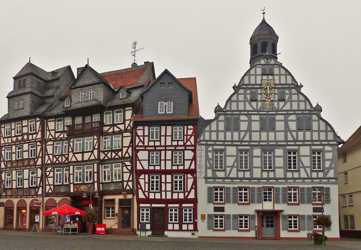 . Butzbach (Wetterau) - Der Marktplatz mit dem Fachwerkrathaus aus dem 16. Jahrhundert und mit einigen Fachwerkh�usern wird zu den sch�nsten Pl�tzen Hessens gez�hlt. 01.11.2014 (Jeanny)
