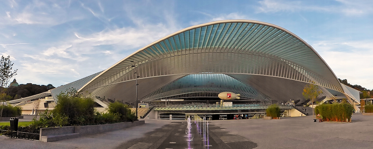 . Dank der Panorma Funktion an meiner Kamera konnte ich am 18.10.2014 den wunderschnen Bahnhof Lige Guillemins in seiner ganzen Pracht fotografieren. Da der Vorplatz jetzt fetiggestellt ist, musste ich mich nicht mehr mit Dixie Klos und anderem Baustellen Germpel plagen. Die Gestaltung des Vorplatzes ist sehr geschmackvoll ausgefallen und hat uns allen prima gefallen. (Jeanny)