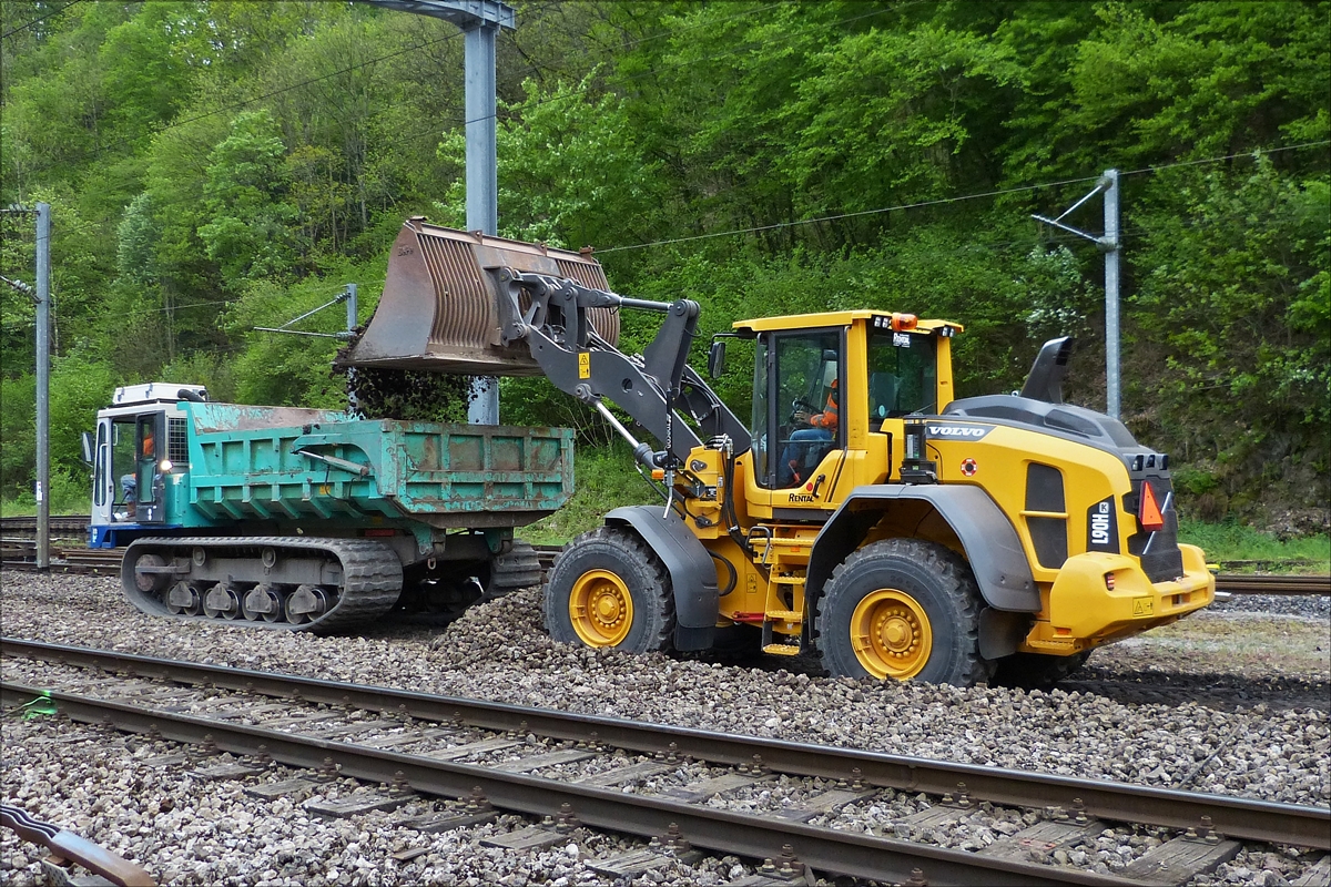  . Das erste Gleis ist im Bahnhofsbereich vom Bahnhof Kautenbach entfernt, nun wird der Alte Schotter von einem Volvo Radlader in einen IHI iC 100 Raupendumper verladen und aus dem Gleisbett gefahren. 14.05.2016