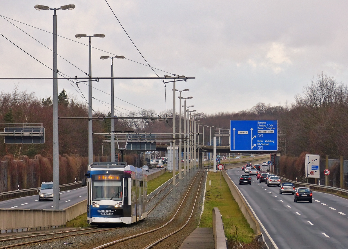 . Der Alstom NGT8D mit der Nummer 0756 (Bj 2007) befhrt am 04.01.2015 die Tramlinie 2 Siegfriedviertel – Heidberg und wird in Krze die Haltestelle Sachsendamm im Braunschweiger Stadtviertel Melverode erreichen. 

Die Tramlinie 2 ist insofern hochinteressant, da sie auf einem Teilstck in der Mitte der vielbefahrenen Braunschweiger Stadtautobahn verluft. (Jeanny)

