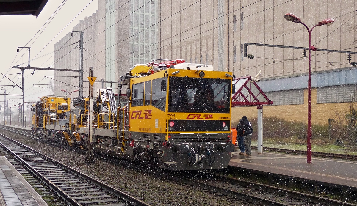 . Der Bahnhof von Mersch prsentierte sich am 30.01.2015 vllig schneelos, auer dem weien Zeugs, das in dem Moment vom Himmel fiel, als die zwei CFL ROBEL 731 und 721 den Bahnhof von Mersch durchfuhren. (Hans)