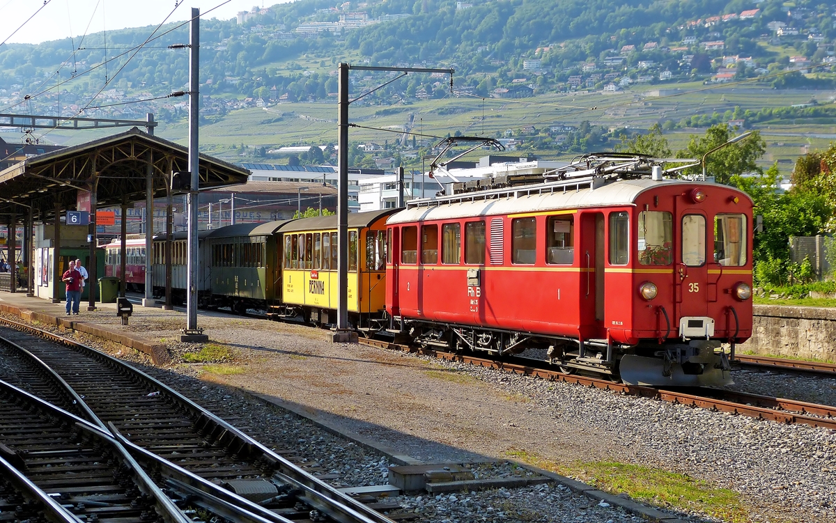 . Der ex RhB Triebwagen ABe 4/4 I 35 mit drei angehngten Wagen der Museumsbahn Blonay-Chamby in Vevey. 26.05.2012 (Jeanny)