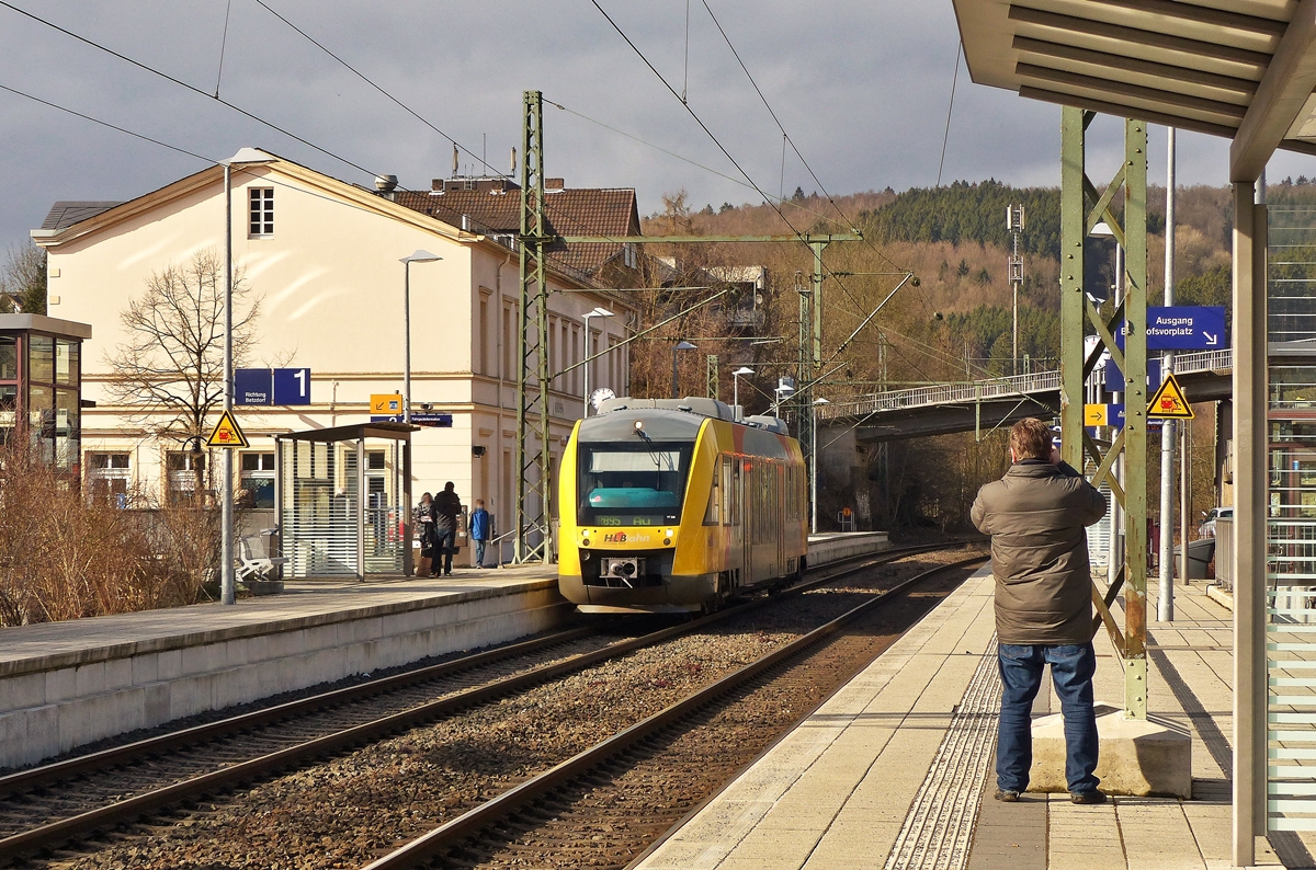 . Der Fotograf und sein Sujet - Am 01.03.2015 fotografiert ein sehr netter Fotograf den VT 208 (ein Alstom Coradia LINT 41) der HLB (Hessische Landesbahn), welcher als RB 95  Sieg-Dill-Bahn  (Dillenburg-Siegen-Au/Sieg) in den Bahnhof von Kirchen/Sieg einfhrt. An der Front des LINT 41 wurde ein Graffito digital entfernt. (Jeanny)