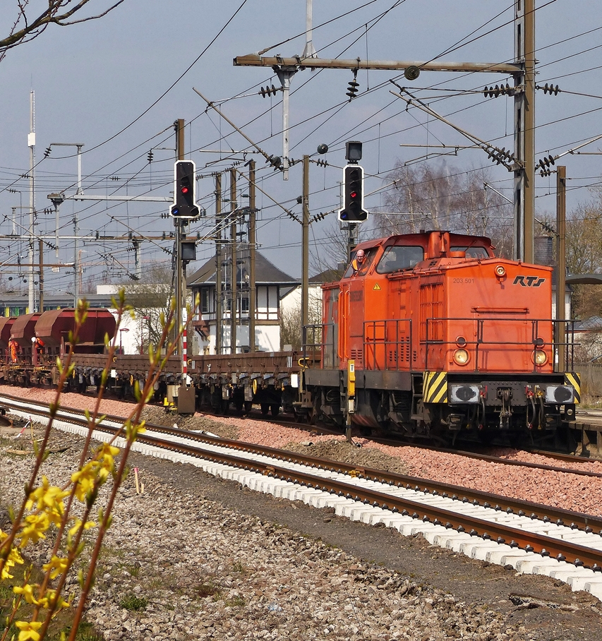 . Der Frhling hat Einzug gehalten in Mersch und die Gleisarbeiten schreiten zgig voran. Die RTS 203 501-2 steht mit einem Schotterzug in der nrdlichen Ausfahrt des Bahnhofs von Mersch. 08.04.2015 (Jeanny)