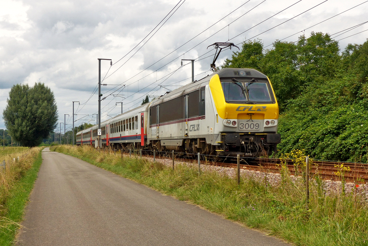 . Der IC 112 Liers - Luxembourg braust am 30.07.2016 durch das Alzettetal in der N�he von Rollingen/Mersch. (Jeanny)