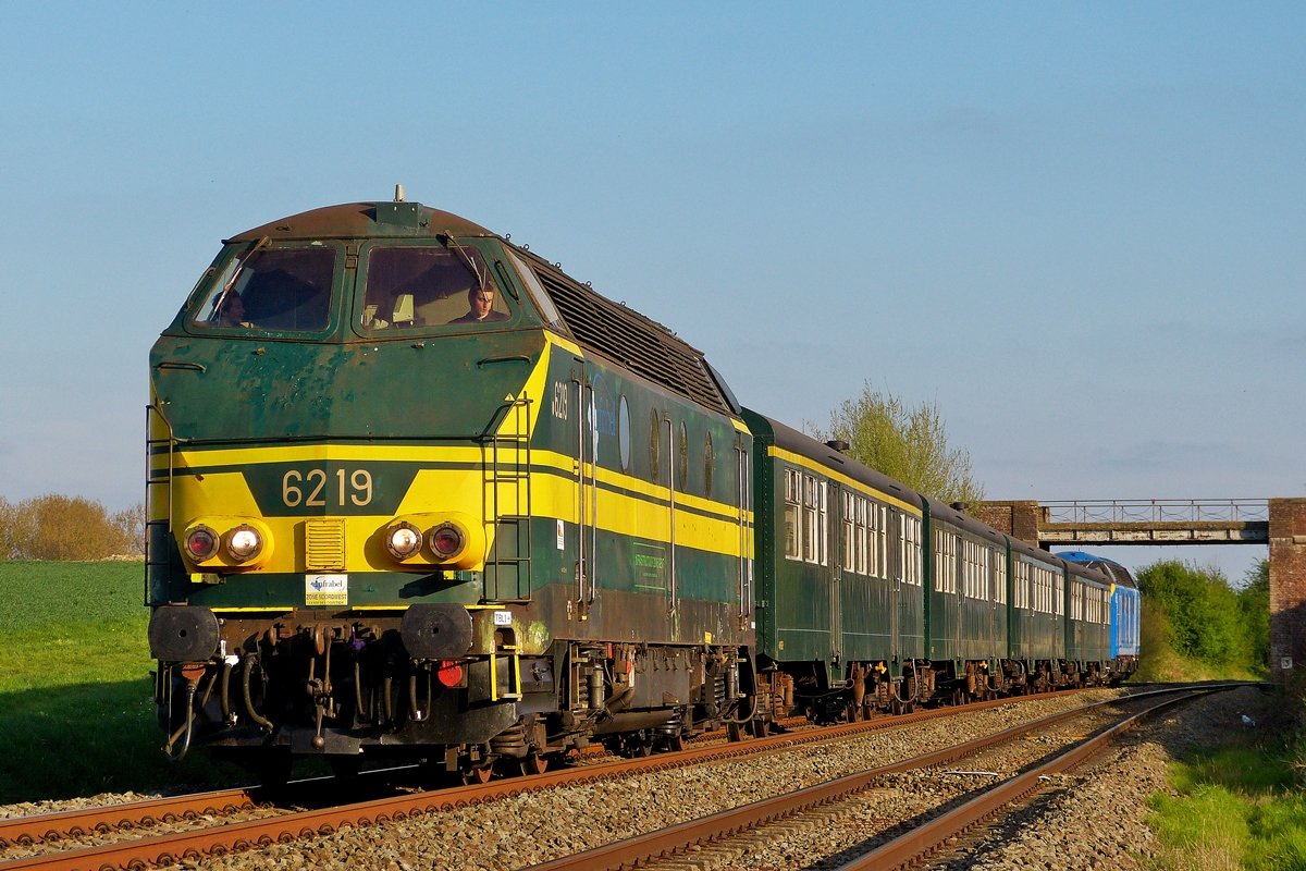 . Der letzte Fotohalt whrend der TSP/PFT Sonderfahrt wurde abends in Gemeldorp eingelegt und so konnten die circa 300 Fotografen die HLD 6219 in der original grnen Farbgebung an der Spitze des Zuges nochmal ablichten. 05.04.2014 (Hans)