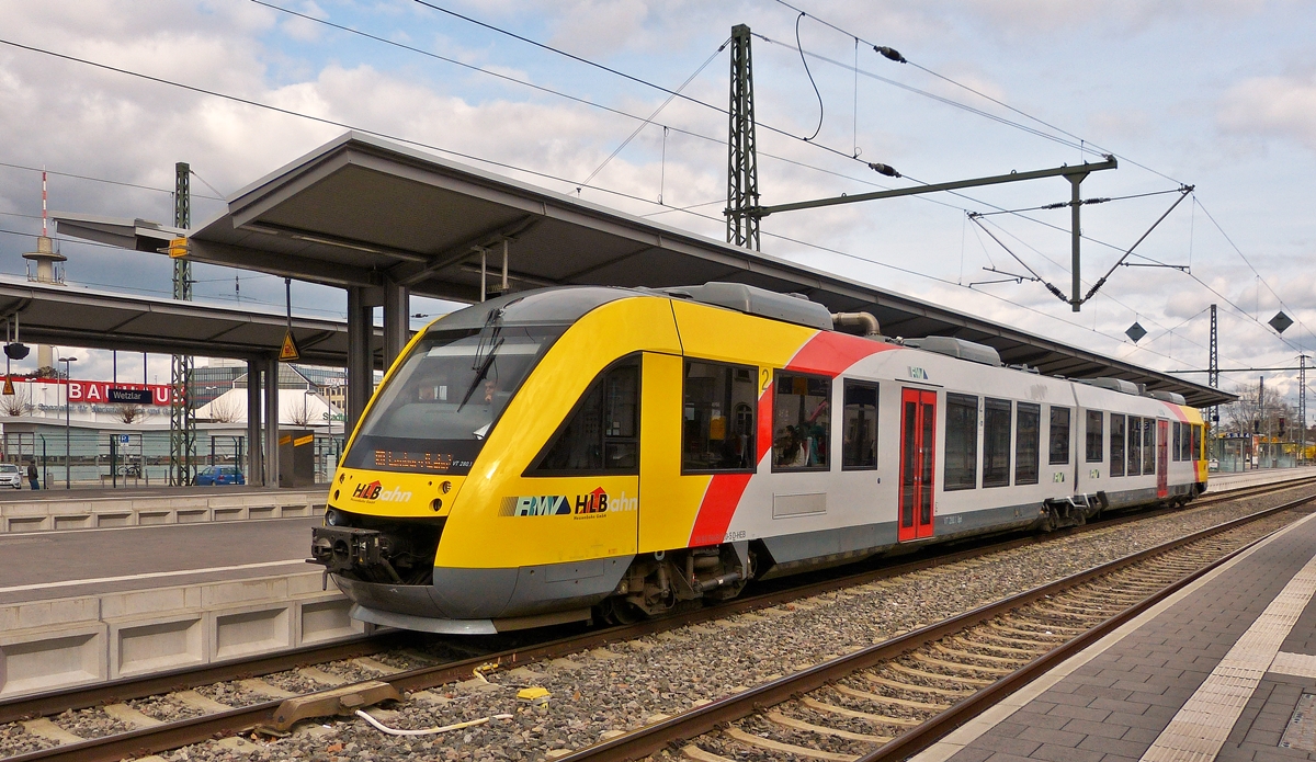 . Der VT 280 (95 80 0648 020-5 D-HEB / 95 80 0648 520-4 D-HEB) ein LINT 41 der HLB (Hessische Landesbahn) wartet am Bahnsteig in Wetzlar. 23.03.2014 (Jeanny)