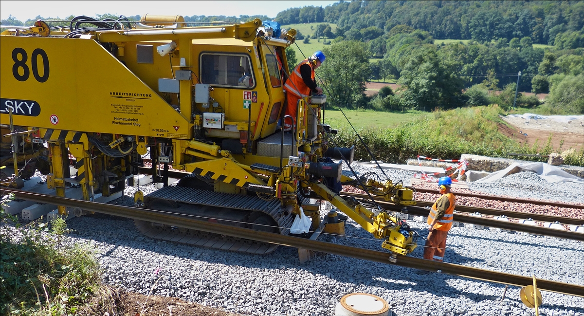 . Detailfoto des Gleisumbauzuges. Antrieb sowie das Posieren der Schwellen durch den Umbauzuges.  Schieren  06.09.2016