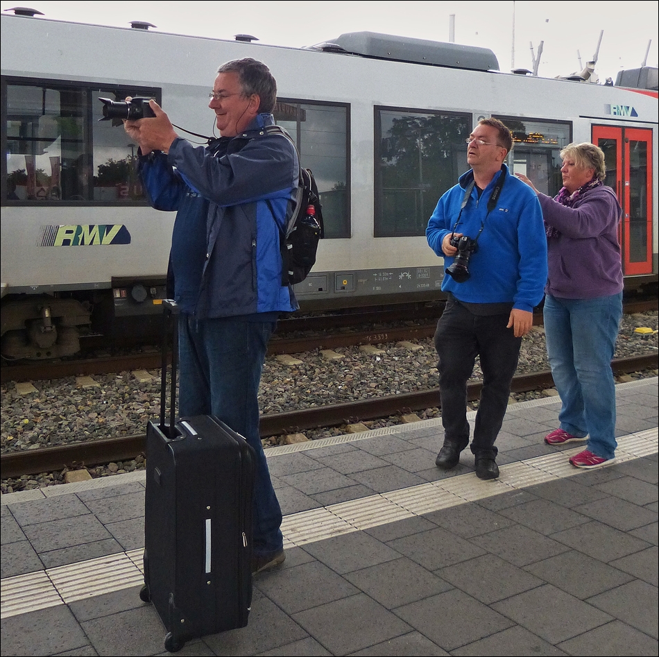 . Die Bahnfotografen bei der Arbeit in Wetzlar - Besonders gut gefllt mir die uerst konzentrierte Bahnfotografin. 27.05.2014 (Jeanny)

Ihre Konzentration hat sich durchaus gelohnt:

http://hellertal.startbilder.de/bild/deutschland~bahnhoefe~sonstige-in-hessen/344260/der-regioswinger-dieseltriebwagen-mit-neigetechnik-612.html