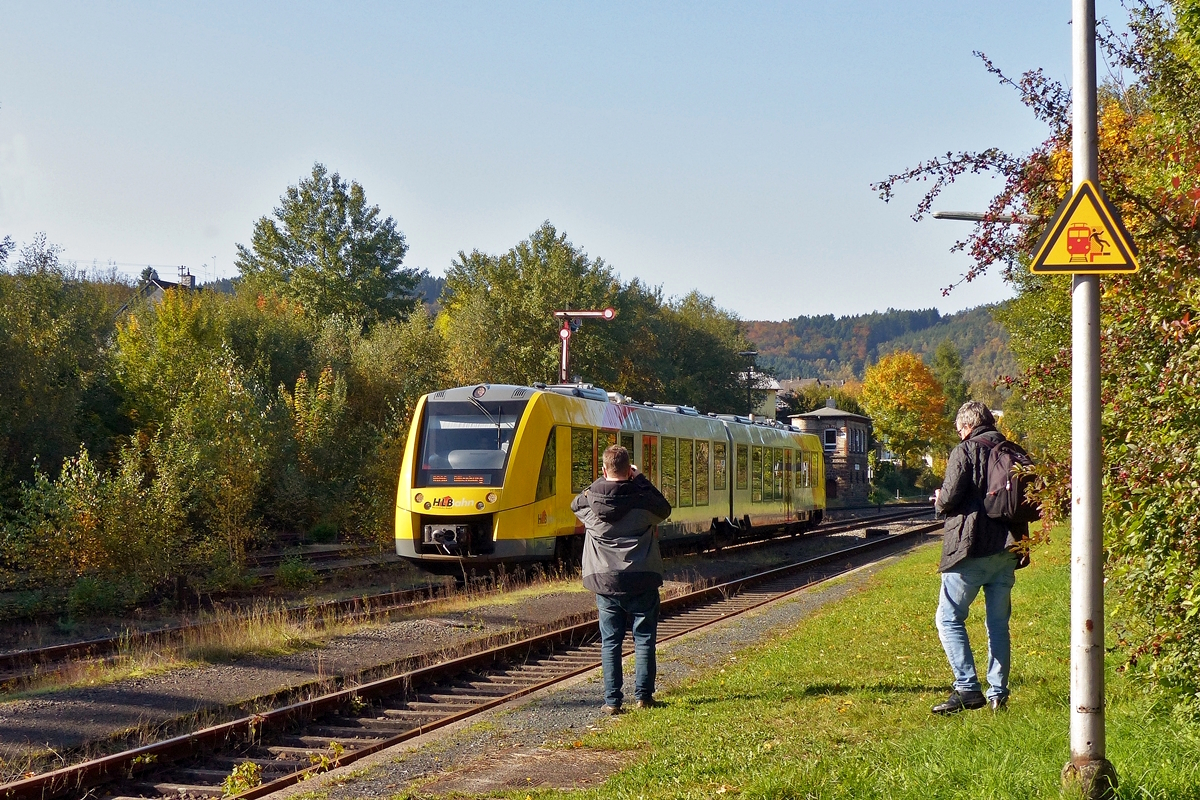 . Die Bahnfotografen beim Ablichten des VT 505 (95 80 1648 105-2 D-HEB / 95 80 1648 605-1 D-HEB) der HLB (Hessische Landesbahn GmbH), ein Alstom Coradia LINT 41 der neuen Generation, der am 01.10.2017 als RB 96  Hellertalbahn  (Betzdorf - Herdorf - Neunkirchen - Haiger - Dillenburg) in den Bahnhof Herdorf einfhrt. (Jeanny)