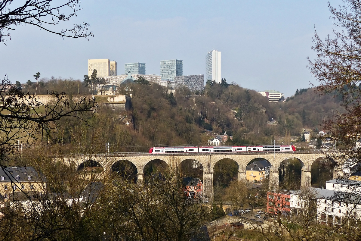 . Die Computermaus Z 2215 befhrt als RB 3614 Luxembourg - Diekirch den Pfaffentaler Viadukt in Luxemburg-Stadt vor der Kulisse der Hochhuser des Europaviertels auf dem Plateau Kirchberg. 23.03.2015 (Jeanny)