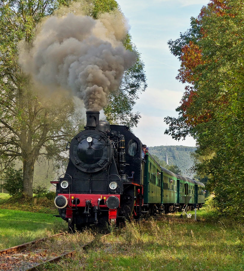 . Die Dampflok 158  Elna  der Museumsbahn CFV3V (Chemin de Fer  Vapeur des 3 Valles) hat am 28.09.2014 den Bahnhof von Olloy-sur-Viroin verlassen und fhrt nun dem Endbahnhof Mariembourg entgegen. (Jeanny)