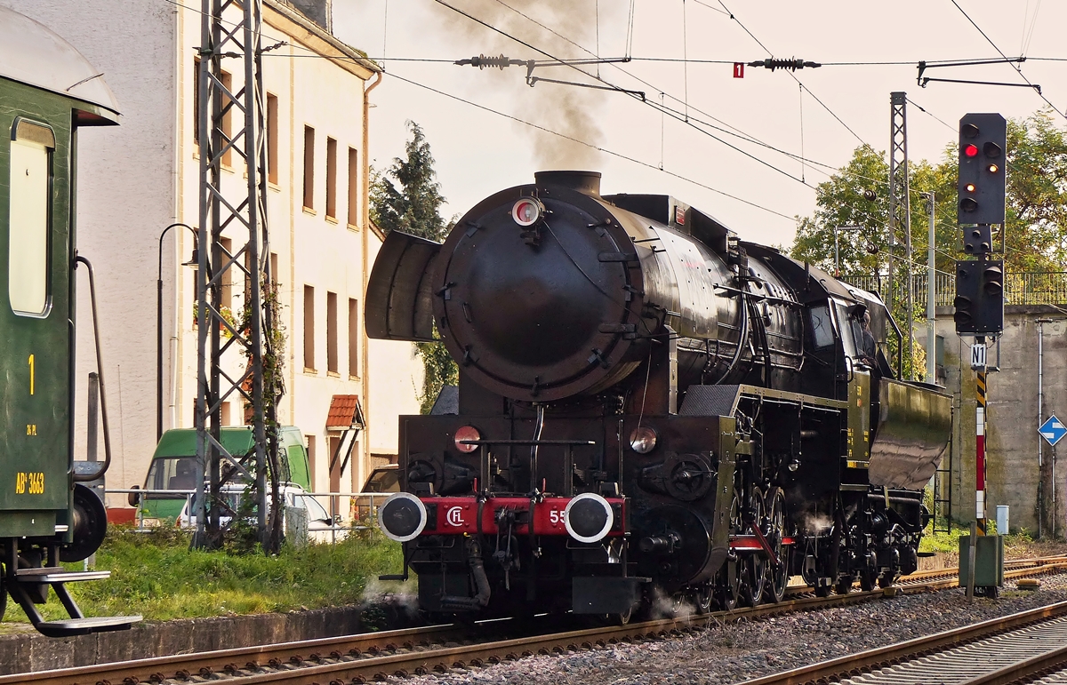 . Die Dampflok 5519 hat am 19.10.2014 den Sonderzug  Musel Nostalgie Express  nach Perl gebracht und setzt jetzt um. (Jeanny)

Die Lebensgeschichte der Dampflok 5519

Die nach dem Zweiten Weltkrieg neu gegrndeten Luxemburgischen Staatsbahnen (CFL) bernahmen im Dezember 1949 und Januar 1949 insgesamt 20 Lok der Br. 42 aus der Nachkriegslieferung der Wiener Lokomotovfabrik Floridsdorf (WLF). Diese wurden nach Anlieferung nach Luxemburg als Baureihe 55 gefhrt.


Hier beginnt auch die Geschichte unserer Maschine, welche im Jahre 1948 unter der Fabriknummer 17615 in Wien - Floridsdorf gebaut wurde.
Die ursprngliche vorgesehene Reichsbahnnummer unserer Lok lautete 42 2718. Jedoch sei angemerkt, dass sie unter dieser Nummer niemals im regulren Zugdienst gefahren ist.


Ihre Anlieferung an die CFL erfolgte am 26.1.1949 und ihre Indienststellung am 3.2.1949. Mit weiteren Schwestermaschinen wurde sie im Bw Bettembourg beheimatet, welches bis zu seiner Auflsung Anfang 1961 auch ihre Heimat blieb.


Im Anschluss daran erfolgte eine Umbeheimatung unserer Lok ins Bw Luxembourg.
Zusammen mit ihren 20 Schwesterloks wurde die 5519 fast ausschlielich zur Befrderung schwerer Kohle- und Erzzge, auch im grenzberschreitenden Verkehr nach Frankreich und Belgien, eingesetzt. Bis Anfang der sechziger Jahre bildete die Baureihe 55 das Rckrat im schweren Gterzugdienst, ehe der fortschreitende Traktionswechsel auf E- und Diesellok die Ablsung der Dampflok in Luxembourg einlutete.


Am 31.5.1964 war der planmige Dampfbetrieb in Luxembourg Geschichte
Alle Lokomotiven verschwanden, bis auf eine, denn kurz vorher war der Bettemburger Schffenrat, auf Initiative des Brgermeisters Ganser, ein ehemaliger Eisenbahner, beim damaligen CFL-Generaldirektor Wehenkel vorstellig geworden, um eine Option auf eine Dampflok der Baureihe 55 zu nehmen. Als eine der ehemaligen Bettemburger Reserveloks, mit der Garantie eines bestmglichen Zustandes, fiel die Wahl auf die 5519. Besitzer- und Unterhaltsverhltnisse zwischen den CFL und der Gemeinde Bettemburg waren bereits im Januar 1965 geklrt worden. Die Lokomotive 5519 blieb im Besitz der CFL, wurde aber fr einen symbolischen Betrag von 1 Luxemburger Franc an die Gemeindeverwaltung Bettemburg verpachtet.


Nach einer grndlichen berholung, in den CFL Werksttten, und einer Umnummerierung auf die Nr. 5513, welche aus Geflligkeitsgrnden vorgenommen wurde, trat die 5519 am 21.7.1965 ihre letzte Reise von Luxemburg in das Eisenbahnstdtchen Bettemburg an. In dem Ort wo die 5519 einmal fast 12 Jahre zuhause gewesen war, wurde sie ber ein provisorisch gelegtes Gleis von CFL-Spezialisten in den damaligen Jacquinots Park berfhrt.


Nahezu 22 Jahre stand die 5519 als 5513 an der gleichen Stelle, schutzlos jeder Witterung ausgeliefert. Erste, vereinzelte mehr oder wenige gut gemeinte Rettungsaktionen blieben schon in den Anfngen stecken. Periodisch wiederkehrende Polemiken bis in die 80er Jahr ntzten der unter Denkmalschutz stehenden Lok ebenso wenig.


Im Jahre 1987 tat sich endlich etwas Entscheidendes. Durch Bettemburger Gemeinderatsbeschluss vom 26.6.87 wurde ein Abkommen zwecks Restaurierung mit der am 15.4.1987 gegrndeten Vereinigung 5519 a.s.b.l. von smtlichen politischen Parteien gutgeheissen.


Mit einer substantiellen, finanziellen Hilfe im Rcken, und dem ausdrcklichen Auftrag seitens der Gemeinde Bettemburg, die Renovierung der Lok vorzunehmen, beschloss die neugegrndete 5519 a.s.b.l. die letzte CFL-Dampflok an Ort und Stelle in Einzelteile zu zerlegen, um sie fr einen Weitertransport zu den Petinger CFL-Werksttten vorzubereiten.


Schon am 4.7.1987 war die Lok bis auf die vier grossen Baugruppen wie Tender, Fhrerhaus, Kessel und Fahrwerk demontiert, am 18.7.1987 von zwei Autokranen aus dem Park geholt, und mit Ausnahme des lauffhigen Tenders auf bereitgestellte Eisenbahnwagen verladen.


Der Abtransport erfolgte in der Nacht vom 19/20.7.1987 mittels Sonderzug nach Petingen, wo dank dem Entgegenkommen der CFL-Verwaltung die Restaurierung grtenteils vorgenommen werden sollte.
Von Juli 1987 bis Frhjahr 1991 wurden, von den insgesamt mehr als 7000 fr die Lok geleisteten Arbeitsstunden, der grte Teil mit viel Sachkenntnis und Idealismus durch aktive Vereinigungsmitglieder in den Petinger Werksttten ausgefhrt.


Durch die weitere finanzielle Untersttzung seitens des Ministre des Affaires Culturelles und der Gemeinde Bettemburg, bot sich nach der politischen Wende in Deutschland die Gelegenheit, die Endmontage der 5519 im renommierten Reichsbahnausbesserungswerk (RAW) Meiningen in der ehemaligen DDR, fachgerecht und vorschriftsmssig vornehmen zu lassen.


Knapp zwei Monate spter, am 15.8.1991 konnten Vertreter der 5519 a.s.b.l. sich im Meininger RAW ein Bild von der fast abgeschlossenen Montage der 5519 machen. Nach dem ersten Anheizen in der Nacht vom 15./16.8.1991 und den ersten Schritten aus eigener Kraft am 16.8.1991 durchlief die Lok noch eine Reihe von Feineinstellungen, wie das Einstellen der Sicherheitsventile auf den hchstzulssigen Kesseldruck, die Indizierung usw..


Anschliessend folgten mehrere Probe- und Abnahmefahrten vor Personen- und Gterzgen rund um Meiningen.


Im Dezember 1991 kehrte dann die 5519 in ihre alte Heimat Luxemburg zurck, allerdings kalt und mit demontierten Treibstangen.


Im Anschluss an eine letzte Kesselprfung in Luxemburg konnte die 5519 erstmals wieder angeheizt und fr zwei Probefahrten vor Gterzgen aufgerstet werden. Dieselben wurden am 24.4.1992 zwischen Bettemburg und Wasserbillig zur vollsten Zufriedenheit durchgefhrt.


Damit war die letzte CFL-Dampflok Nr. 5519 wieder voll betriebsfhig. Die offizielle Erffnungsfahrt fand am 16.5.1992 zwischen Bettemburg und Wiltz statt.


Gut 5 Jahre lang tat die 5519 zuverlssig ihren Dienst vor Sonderzgen in Luxembourg, Frankreich, Deutschland und Belgien. 1997 musste sie eine einjhrige Pause einlegen, da die vorgeschriebene Hauptuntersuchung anstand. Diese wurde in Eigenleistung der Vereinigung 5519 a.s.b.l mit erheblicher Untersttzung des Dampflokwerkes Meiningen, der CFL und des luxemburgischem Kulturministeriums in den CFL Werksttten Petingen durchgefhrt.


1998 konnte die Lok wieder in Betrieb gehen.


Eine im Jahr 2001 wiederkehrende Untersuchung des Kessels ergab, dass dieser nur unter groem finanziellem Aufwand wieder instandzusetzen sei. Aus diesem Grunde entschied man sich, den alten, genietetene Dampferzeuger durch einen vollstndig geschweiten Kessel zu ersetzen.


Dieser Kessel, wurde 2001/ 2002 im Dampflokwerk Meiningen gebaut, soda die Maschine im Frhjahr 2002 ihre ersten Probefahrten unternehmen konnte. Dieser Kessel war einer der grten, welche jemals in Meiningen gebaut wurden!


Gleichzeitig erfolgte die Ausrstung mit Zugbahnfunk und induktiver Zugsicherung System PZB 90, soda einem uneingeschrnkten Einsatz auf dem deutschen Streckennetz nichts mehr im Wege stand.
Zahlreiche Einstze fhrten die Maschine seitdem in viele Regionen auch auerhalb ihrer luxemburgischen Heimat.

