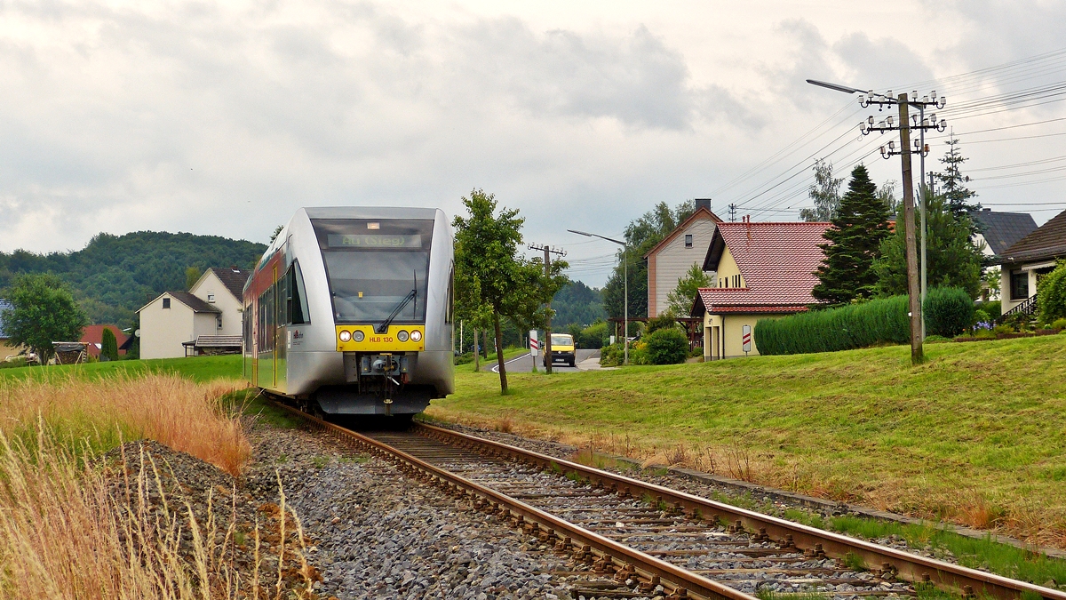 . Die dritte Version - Der HLB VT 526, ein Stadler GTW 2/6, fotografiert kurz vor dem Haltepunkt Obererbach. Der Triebzug fhrt als RB 90 (ehemals RB 28)  Oberwesterwaldbahn  die Verbindung Limburg(Lahn) - Westerburg - Hachenburg - Altenkirchen - Au (Sieg). 27.06.2015 (Hans)