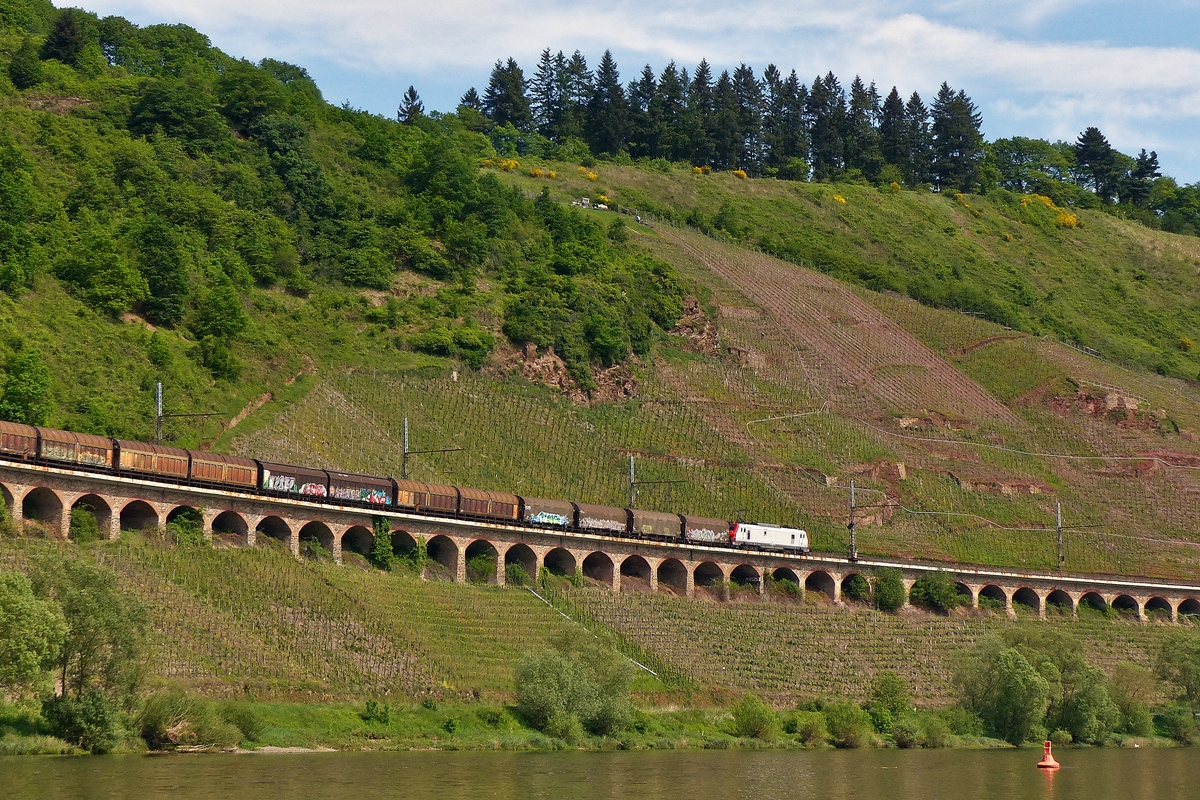 . Die Prima E 37518 (91 87 0037 518-4 F-ITL) zieht am 13.05.2015 einen Gterzug ber den Hangviadukt in der Nhe von Pnderich. (Jeanny)