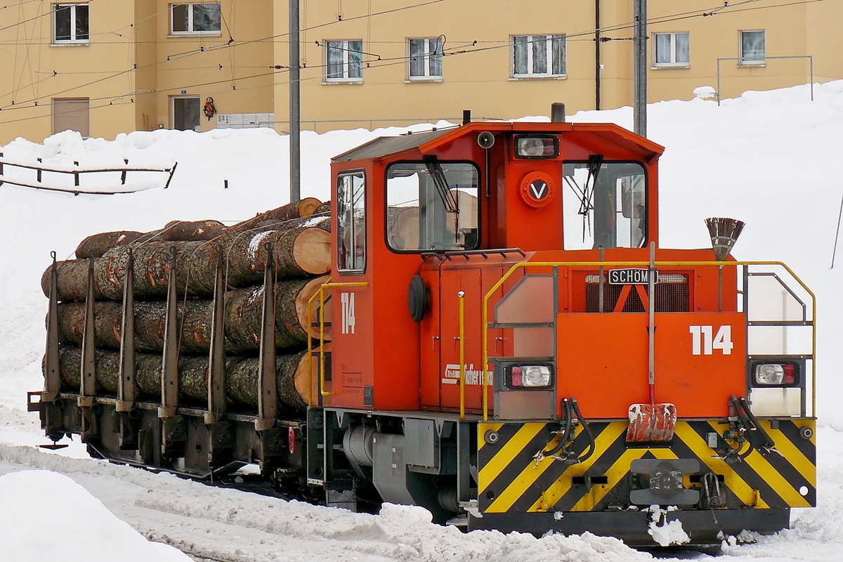 . Die RhB SCHMA Tm 2/2 114 war am 24.12.2009 im Bahnhof von Pontresina abgestellt. (Hans)