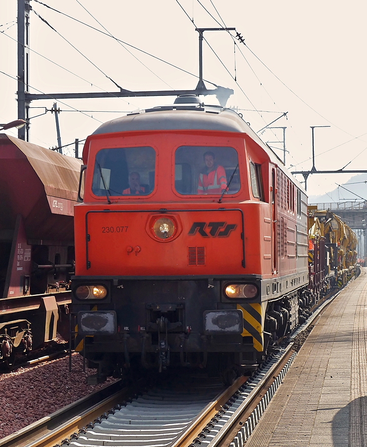 . Die RTS Ludmilla 230 077 (92 80 1230 077-0 D-RTS) durchfhrt am 08.04.2015 mit einem Bauzug den Bahnhof von Mersch. Leider habe ich die tolle Lok nur frontal und im Gegenlicht erwischt, tags darauf sind wir nochmal hingefahren, aber da war die Ludmilla schon weg. (Jeanny)

Die Lok wurde 1972 in Lugansk unter der Fabriknummer 00099 gebaut.