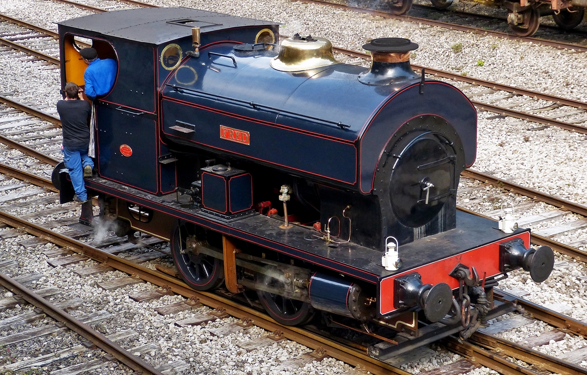 . Die SCM (Stoomcentrum Maldegem) Gastlok  Fred  beim Umsetzten am 12.09.2015 im Bahnhof Fond de Gras. (Hans)

Bei dieser Lok handelt es sich um eine britische Satteltanklok aus dem Jahr 1925. Sie war in der Kalksteingrube von Tunstead Works in Buxton im Einsatz. 1991 wurde sie an die belgische Museumsbahn Stommcentrum Maldegem geliefert. Von 2002 bis 2009 wurde sie generalüberholt und am 01.05.2009 wurde sie beim dortigen Dampffestival offiziel in Betrieb genommen.

Die technischen Daten:

Baujahr: 1925
Hersteller: Avonside Engine Company
Fabriknummer: 1906
Länge: 7000 mm
Maximale Geschwindigkeit: 40 km/h
Gewicht (leer): 24 t
Gewicht (voll): 30 t
Kohlenvorrat: 500 kg
Wasservorrat: 3500 l
