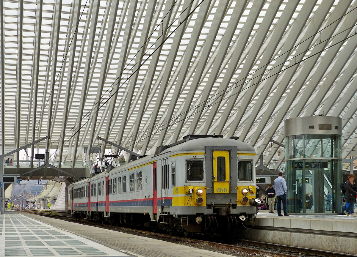 . Die Zeit der roten Automotrices sind leider vorbei und so musste ich mit der grauen AM70 650 in Lige Guillemins Vorlieb nehmen. 04.04.2014 (Jeanny)