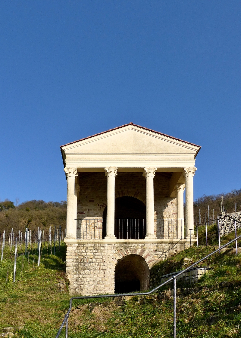 . Diese Farbe am Himmel hatten wir lange vermisst - Am 14.01.2018 präsentierte sich der Himmel im schönsten Blau in den Weinbergen zwischen Wasserbilligerbrück und Igel. (Jeanny)

Das Grutenhäuschen ist ein teilrekonstruierter römischer Grabtempel, der sich in einem Weinberghang nahe der Gemeinde Igel an der Mosel befindet. Es wurde auf den Resten der ursprünglichen Grabkammer 1962 vom Rheinischen Landesmuseum Trier restauriert. 2001 wurden die oberen und vorderen Teile des ursprünglichen Tempels rekonstruiert. Der zweigeschossige Grabtempel wurde im 3./4. Jahrhundert errichtet, nachdem Augusta Treverorum (Trier) Kaiserresidenz geworden war. Unterhalb des Grutenhäuschens (Grut = Grotte) verlief entlang der Mosel die römische Straße nach Trier. In der Nähe wurden die Reste eines römischen Gebäudes entdeckt, die auf die Wohnstätte der Erbauer deuten. Das Untergeschoss besteht aus einem überwölbtem Raum, in dem die steinernen Särge der Verstorbenen aufbewahrt wurden. Nachdem bisher die Verbrennung der Toten mit anschließender Urnenbestattung üblich gewesen war, kam bei Christen und Nicht-Christen ab der zweiten Hälfte des 3. Jahrhunderts die Körperbestattung in Mode. Ein Beispiel für die bisher durchgeführten Urnenbestattungen ist die Igeler Säule, die sich unweit des Grutenhäuschens in Igel befindet. Über der Grabkammer befindet sich ein fast quadratischer Raum, der als Versammlungsstätte für Totengedenken genutzt wurde. Vom römischen Dichter Ausonius ist überliefert, dass der Lauf der Mosel mit prächtigen Villenanlagen gesäumt war, die zweifellos mit weiteren Begräbnisstätten ausgestattet waren. Heute wird das Grutenhäuschen für Feste und standesamtliche Trauungen genutzt. (Quelle: Wikipedia)