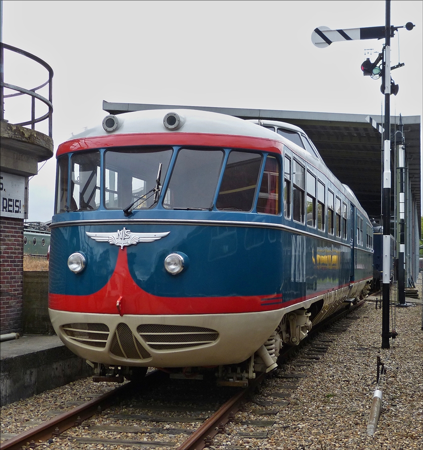 . Dieselelektrischer Triebzug NS 20, genannt   de Kameel  gebaut 1954 durch die Firma Rolend Material Allen in Rotterdam, auer Dienst wurde er 1991 gestellt, nach der Renovierung wurde er im Jahr 2008 wieder in Dienst genommen, der Triegzug dient als Inspektionsfahrzeug auf Baustellen und fr Besuche der Direktion im ganzen Land.
Das Fahrzeug kann jetzt auch von Gruppen angemietet werden. 
Das Fahrzeug besitzt keine Kupplung und kann somit nicht an andere Fahrzeuge angehngt werden, mit einer speziellen Vorrichtung kann es im Notfall abgeschleppt werden.
Typ: Inspektionsfahrzeug,
Stckzahl: 1
Achsfolge: Bo'Bo'
Spurweite: 1435 mm
LP: 25,550 m
Eigengewicht: 58 T 
V.max:  125 km/h                 
abgestellt am 01.10.2016 im Nederlands Spoorwegmuseum in Utrecht.