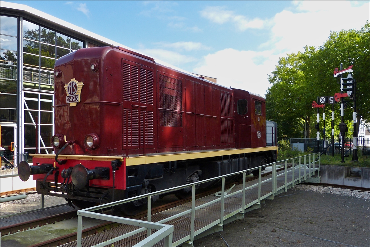 . Diesellok 2498 auf der Drehscheibe im Nederlands Spoorwegmuseu te Utrecht,
Gebaut von Alsthom - Belfort in Frankreich 
Baujahr 1956,
Lnge: 12,56 m;
Gewicht: 60t;
Antrieb: Diesel-Elektrisch
Diese Lok's waren hauptschlich vor Gterzgen zu sehen,
ab 1982 wurden die ersten Loks auer Dienst gestellt, 
einige Maschinen wurden von der SNCF gekauft und wurden hier beim Bau der Hochgeschwindigkeitsstrecken eingesetzt.
Zwei bis Dreimal am Tag wird dem Publikum die Funktionsweise der Drehscheibe gezeigt. 
01.10.2016