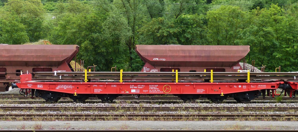 . Drehgestellflachwagen mit sechs Radstzen, mit Stirnwandklappen und klappbaren Ladeschwellen der Gattung Samms 710 (31 Riv 80 D-ORME  4871 395-8) der Eisenbahnwagen Vermieterfirma On Rail Gmbh aus Mettmann, steht mit Eisenbahnschienen beladen im Bahnhofsbereich von Ettelbrck. (Hans) 31.05.2016		          

Technische Daten: 
 
Lnge ber Puffer: 16.400 mm; 
Drehzapfenabstand 8.400 mm;  
Ladelnge: 15.000 mm; 
Ladebreite 2.560 mm; 
max leer/ beladen  120/ 100 km/h; 
kleinster befahrbarer Gleisbogenradius 80 m; max. Ladefhigkeit 89 t; 