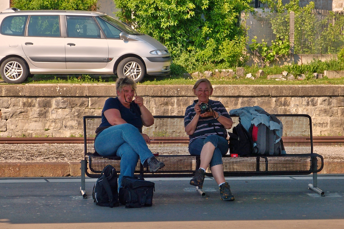 . Drei Jahre her und doch unvergessen - Anstatt sich im Hotel noch etwas h�bsch machen zu k�nnen, blieb den Damen aus Zeitmangel nur eine kurze Rast auf der Omabank am Bahnhof von Vevey. 26.05.2012 (Hans)
