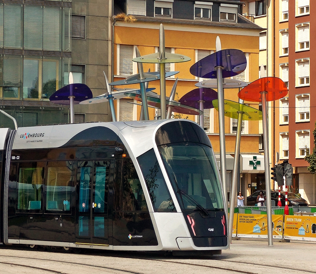 . Drei neue Haltestellen fr die Straenbahn - An der Haltestelle Theater findet man die Farben der Tren von den Luxtram Urbos wieder. Der Straenbahnwagen hat am 27.07.2018 die Haltestelle Theater verlassen und fhrt nun in Luxembourg-Ville am Glacis entlang der Haltestelle Faencerie entgegen. (Jeanny)