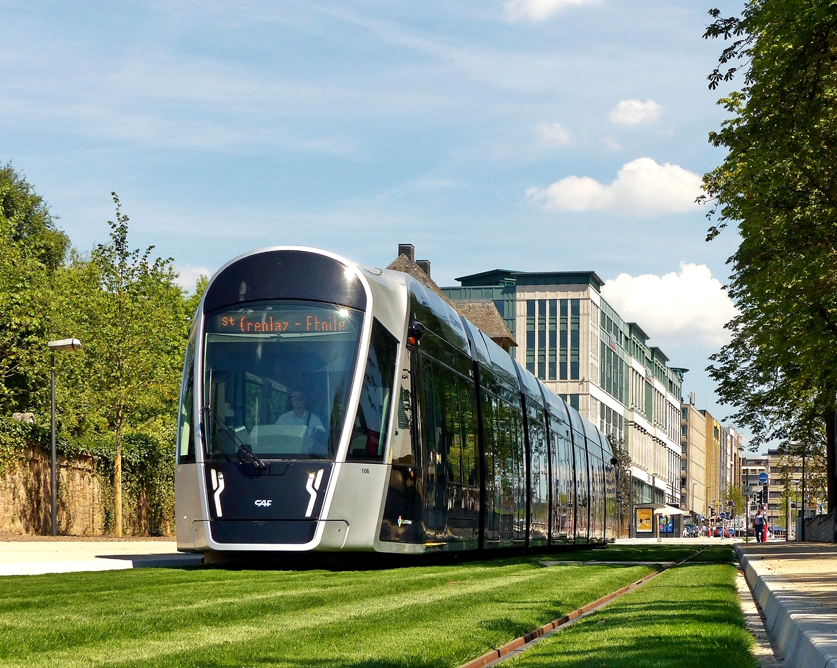 . Drei neue Haltestellen fr die Straenbahn - Die leichte Steigung der Alle des Rsistants et des Dports in Luxembourg-Ville, wo teils begrnte Gleise liegen, eignet sich hervorragend um den fotogenen Straenbahnwagen von Luxtram S.A. auf dem neuen Streckenteilstck in Szene setzen. 27.07.2018 (Jeanny)