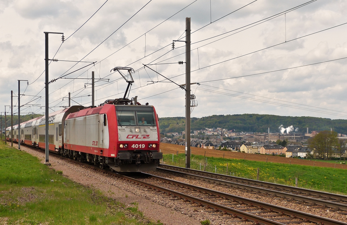 . Ehemalige Industrie Hochburg – Die 4019 zieht am 29.04.2015 den RE 6938 Rodange – Luxembourg (via Esch-sur-Alzette) durch das ehemalige Industrie Gebiet im Sden von Luxemburg in der Nhe von Belvaux (Bieles). Im Hintergrund erkennt man den klglichen Rest (das Elektrostahlwerk von ArcelorMittal) der einstigen imposanten Htte von Differdange (Differdang). Im ehemaligen Hochofenwerk der HADIR (spter ARBED) wurden die weltweit bekannten Greytrger gewalzt.  (Hans)