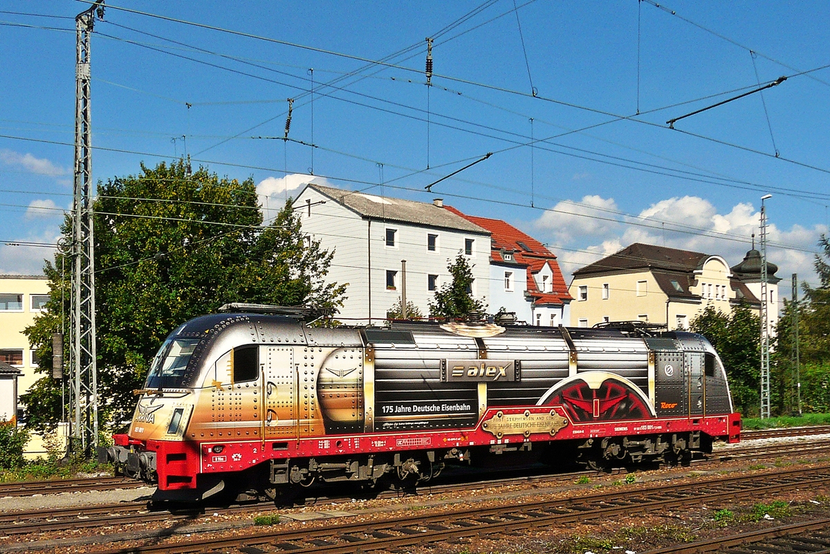 . Ein Aus-dem-Zug-Bild - Die schne ALEX Lok 183 001-7  175 Jahre Eisenbahn in Deutschand  war am 11.09.2010 im Hauptbahnhof von Regensburg abgestellt, aber leider so ungnstig, dass ich warten musste, bis wir zurck nach Passau fuhren. Zum Glck konnte man die Fenster ffnen und so gelang mir ein Aus-dem-Zug-Foto von der tollen Lok. (Jeanny)

Das Design ist angelehnt an die Lokomotive  Adler  und wurde von der sterreicherin Gudrun Geiblinger entworfen.

Zum Schlu noch die technischen Daten der Lok:

Hersteller: Siemens, Mnchen
Fabriknummer: 21130 
Abnahmedatum: 05.10.2007 
UIC-Nr.: 91 80 6183 001-7 D-VBG 
EBA-Nr.: EBA 07E08G 001
Eigentmer: Hannover Mobilien Leasing


