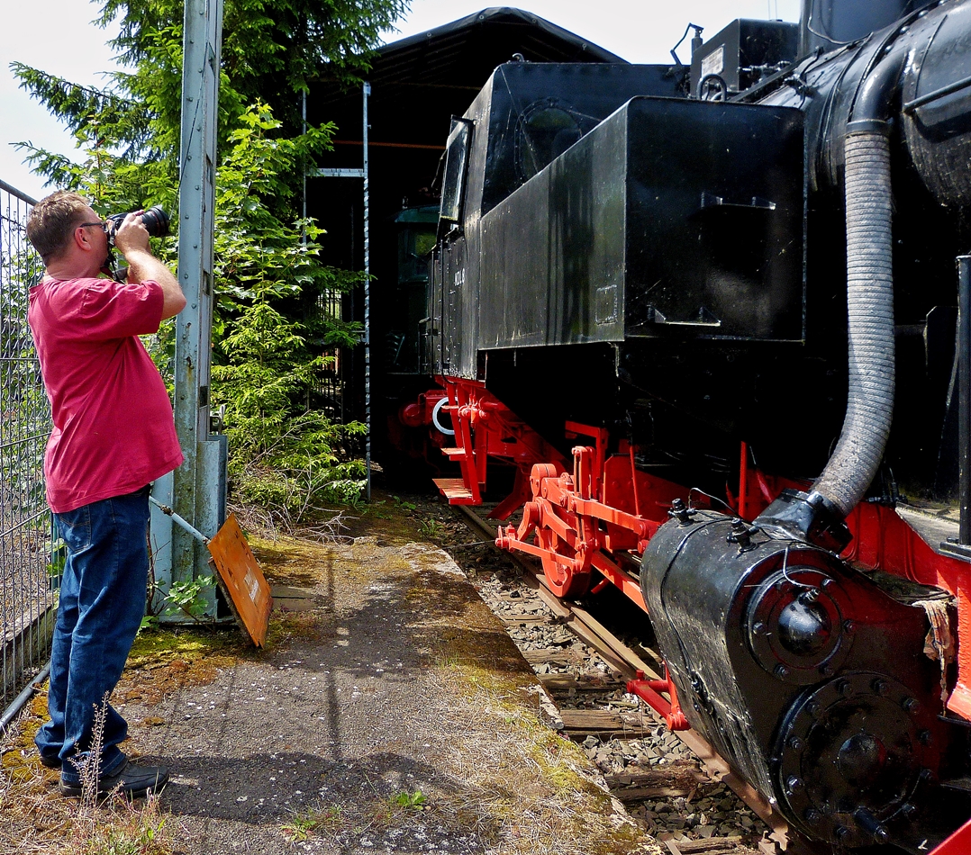 . Ein Bahnfotograf in seinem Element. Dampflokmuseum Hermeskeil, 09.06.2014 (Jeanny)