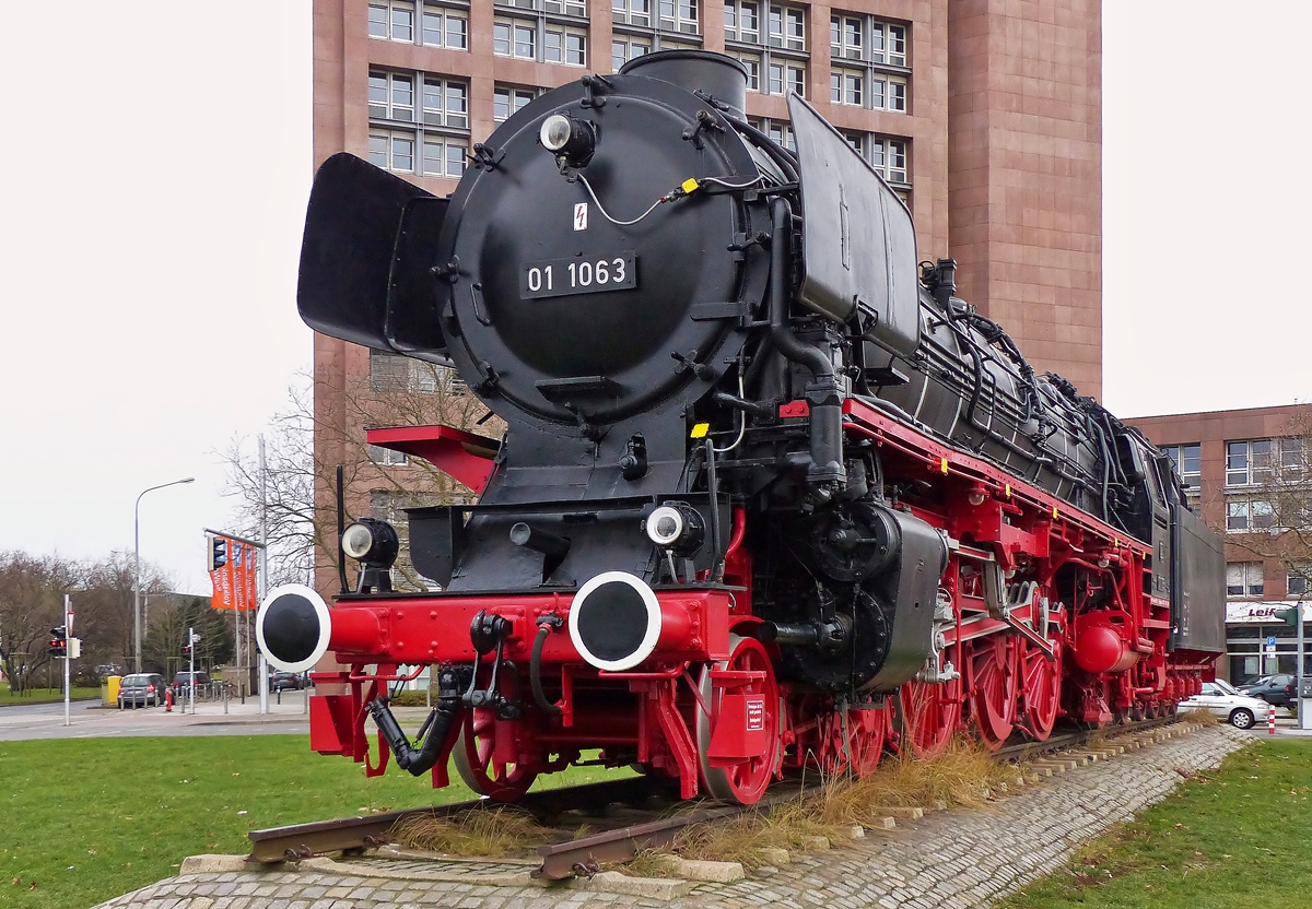 . Ein Dampfer fr Armin - Am Hauptbahnhof in Braunschweig kann die Dampflok 01 1063 als Denkmal bestaunt werden. 03.01.2015 (Jeanny)