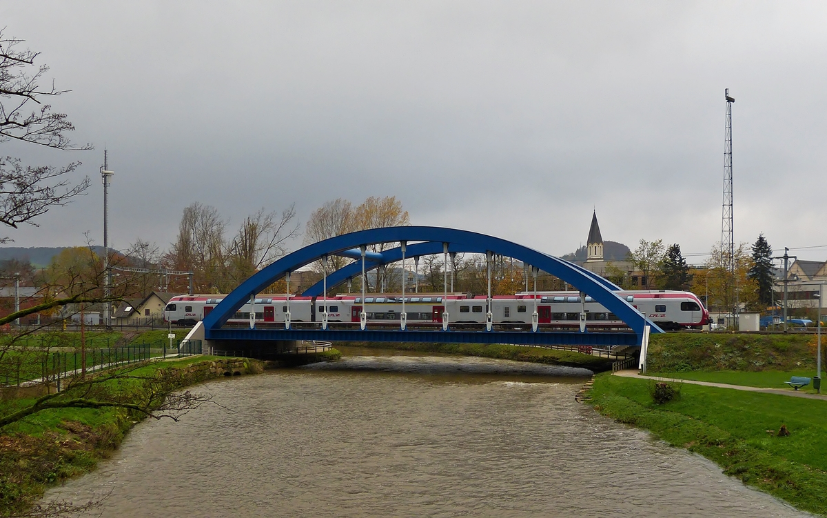 . Ein KISS fr die blaue Brcke - Die berraschung war gro, als am 06.11.2014 der CFL KISS 2308 als RB 3569 Ettelbrck - Luxembourg den Bahnhof von Ettelbrck ber die Alzette Brcke verliess. (Hans)