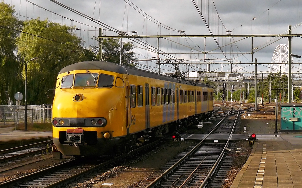 . Ein NS Plan V rangiert am 05.09.2009 im Bahnhof von Roosendaal. Beim Rangieren fahren die NS Zge mit nur einem Spitzenlicht. (Hans)