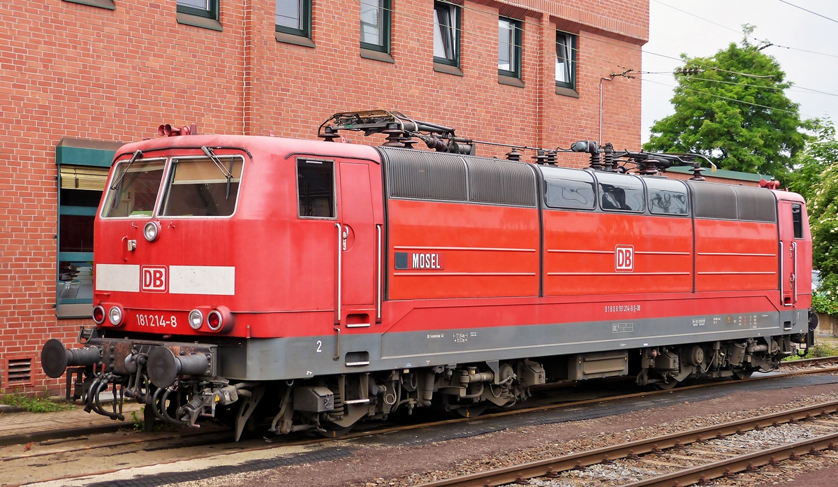 . Ein Portrait der 181 214-8 (9180681214-8 D-DB)  Mosel  aufgenommen am 27.05.2014 im Koblenzer Hauptbahnhof. Die Lok wurde von Krupp/AEG unter der Fabriknummer 1974/5280/8851 gebaut und am 09.12.1974 von der DB in Betrieb genommen. Am 28. Mai 1990 wurde 181 214 auf den Namen  Mosel  getauft. (Jeanny)

Die Baureihe 181.2 besitzt einen Lokkasten mit zwei Lngssicken und drei abnehmbaren Maschinenraumhauben der aus einer geschweiten Aluminiumkonstruktion besteht. Der Brckenrahmen mit den Verschleipufferbohlen ist selbsttragend ausgefhrt und sttzt sich ber Flexicoilfedern auf zwei neu konstruierte Drehgestelle ab. Die einen verringerten Radsatzabstand besitzen und fr eine Geschwindigkeit von 160 km/h zugelassen sind. Die Radstze mit gefederten Lagern und Lemniskaten-Anlenkung werden in den Drehgestellen querelastisch gefhrt. Der bewhrte Gummiring-Kardanantrieb von Krupp, sowie die vier 6 polig ausgefhrten Reihenschluss-Mischstrommotoren der Vorgnger blieben erhalten. Die Dauerleistung liegt jedoch um 200 kW hher als bei der Baureihe 181.0. Die fremdbelfteten und voll geblechten 6 polig ausgefhrten Reihenschlu Mischstrommotoren vom Typ UZ11664k (die Vorserienmaschinen haben den Typ ZU 11664h – elektrisch kein Unterschied – Getriebebersetzung jeweils 32:101) werden ber Gleichrichter in Brckenschaltung mit Anschnittsteuerung ber Thyristoren mit Spannung versorgt. Der maximale Betriebsstrom der Motoren liegt bei 1.500 Ampereje Fahrmotor.

Die Ansaugffnungen fr Khlluft sowie drei Fenster auf der rechten Seite gingen jedochteilweise in die Dachrundung ber – diese niedrigere Bauhhe liegt auch im geringeren Lichtraumprofil im Bereich der SNCF begrndet. Neu waren auch die Fhrerstnde mit eigens entwickelten Fhrerstandstischen.

Die von 04. Juli 1974 (181 201) bis 03. April 1975 (181 225) von Krupp (der mechanische Teil wurde im ehemaligen Krupp Werk in Rheinhausen erstellt und zusammengesetzt bei Krupp in Essen) und AEG (der elektrischer Teil wurde in Berlin konzipiert) abgelieferten 181 201 – 181 225 waren als Universallokomotiven konzipiert, denen die Befrderung internationaler Reisezge mit einer Hchstgeschwindigkeit von 160 Km/h ebenso zuzumuten war, wie die Bespannung schwerer Gterzge auf der neu elektrifizierten Moselstrecke.

Die technischen Daten der BR 181.2: 

Nummerierung: 181 103–104 / 181 201–225
Anzahl: 25
Hersteller: Mechanischer Teil: Krupp / Elektrischer Teil: AEG
Baujahre: 1974–1975
Ausmusterung: noch in Betrieb
Achsformel: Bo’Bo’
Dienstmasse: 84,0 t
Lnge ber Puffer: 17.940 mm
Hhe: 3612 mm
Hchstgeschwindigkeit: 160 km/h
Stromsystem: 15 kV 16 2/3 Hz~ / 25 kV 50 Hz~
Anzahl Fahrmotoren: 4
Fahrstufenschalter: Stufenlose Zugkraftsteuerung ber Thyristor-Stromrichter mit Phasenanschnittsteuerung sowie 5-stufiges Nocken-Feinschaltwerk fr Feldschwchung
Antrieb: Gummiring Kardanantrieb 
Dauerleistung: 3.300 kW
Anfahrzugkraft: 277 kN

