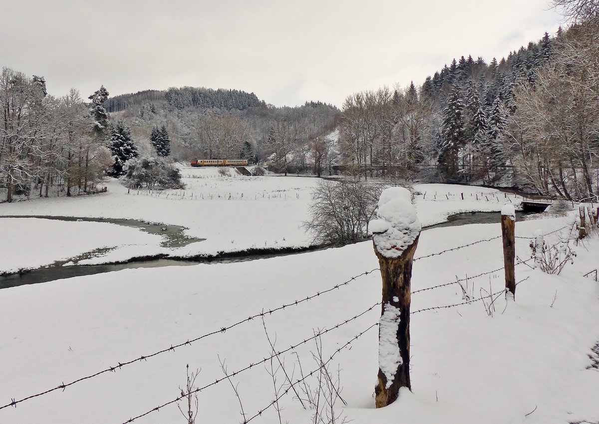 . Ein Zug-such-Bild - Anstatt immer in der Nhe der Nordstrecke zu stehen, habe ich am 02.02.2015 mal versucht die Fotostelle in der Nhe von Maulusmhle von der anderen Seite zu fotografieren, whrend gerade der Z 2022 als RE 3838 Troisvierges - Luxembourg ber die Woltz Brcke fhrt. (Jeanny) 

Whrend dieser Aufnahme stand ich genau auf der hier zu sehenden Brcke: 

http://hellertal.startbilder.de/bild/Luxemburg~E-Loks~Serie+3000/404370/-der-an-der-bahnstrecke-abgestellte.html