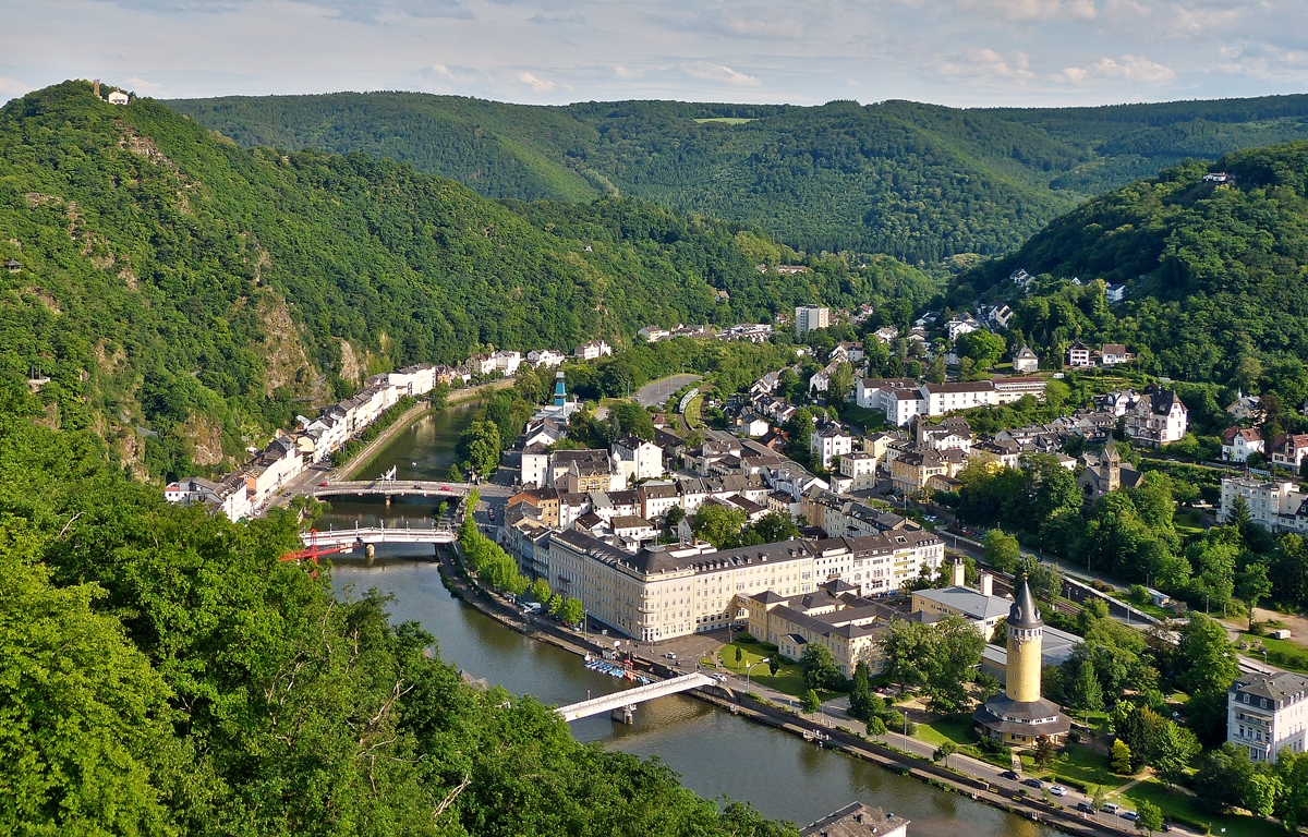 . Ein Zugsuchbild - Auf der Terrasse des Restaurants auf der Bismarckhhe neben der Bergstation der Kurwaldbahn in Bad Ems hat man eine wunderschne Aussicht auf die Stadt, die Lahn und eine Vectus LINT 41 Doppeleinheit, welche sich dem Bahnhof Bad Ems nhert. 25.05.2014 (Jeanny)