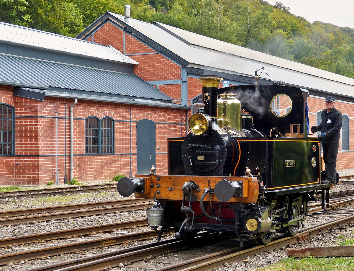 . Eine weitere Gastlok von der belgischen Museumsbahn SCM (Stoomcentrum Maldegem) war am 12.09.2015 beim Dampffestival in Fond de Gras. (Hans)

Bei dieser Lok handelt es sich um  Yvone , gebaut 1893 von St Lonard (Lttich), sie ist eine der ltesten erhaltenen Dampfloks in Belgien. Diese kleine Lok, vom Typ 0-4-0, hat eine bewegte Vergangenheit mit verschiedenen Besitzern im Industriegewerbe. Am 05.05.2012 wurde die komplett restaurierte Maschine dem Publikum beim Dampffestival in Malgegem vorgestellt.

Die technischen Daten:

Baujahr: 1893
Fabriknummer: 947
Typ: B
Leergewicht: 6500 kg
Wasservorrat: 1500 l
Kohlevorrat: 300 kg
Zylinderdurchmesser: 195 mm
Kesseldruck 10 AT
Raddurchmesser: 65 mm
