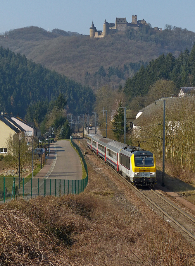 . Einen so sauberen IC hatte ich lange nicht mehr gesehen und staunte nicht schlecht, als die 3015 mit dem IC 112 Liers - Luxembourg am Haken in Michelau erschien. Da alle IC seit dem Fahrplanwechsel den Bahnhof von Michelau bedienen, fuhr der Zug schon stark abgebremst ber die Nordstrecke vor der Kulisse der Burg Bourscheid. 18.03.2016 (Jeanny) 