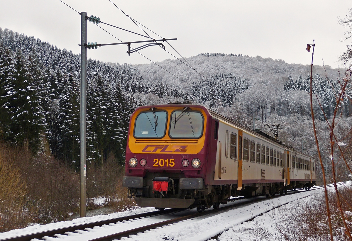 . Enttuscht fuhren wir wieder nach Hause, aber ohne noch die beiden Pendel zwischen Wiltz und Kautenbach abzuwarten. Der Z 2015 als RE 1739 Wiltz - Kautenbach fhrt durch das verschneite Tal der Wiltz/Wolz zwischen Wiltz und Merkholtz. (Hans)