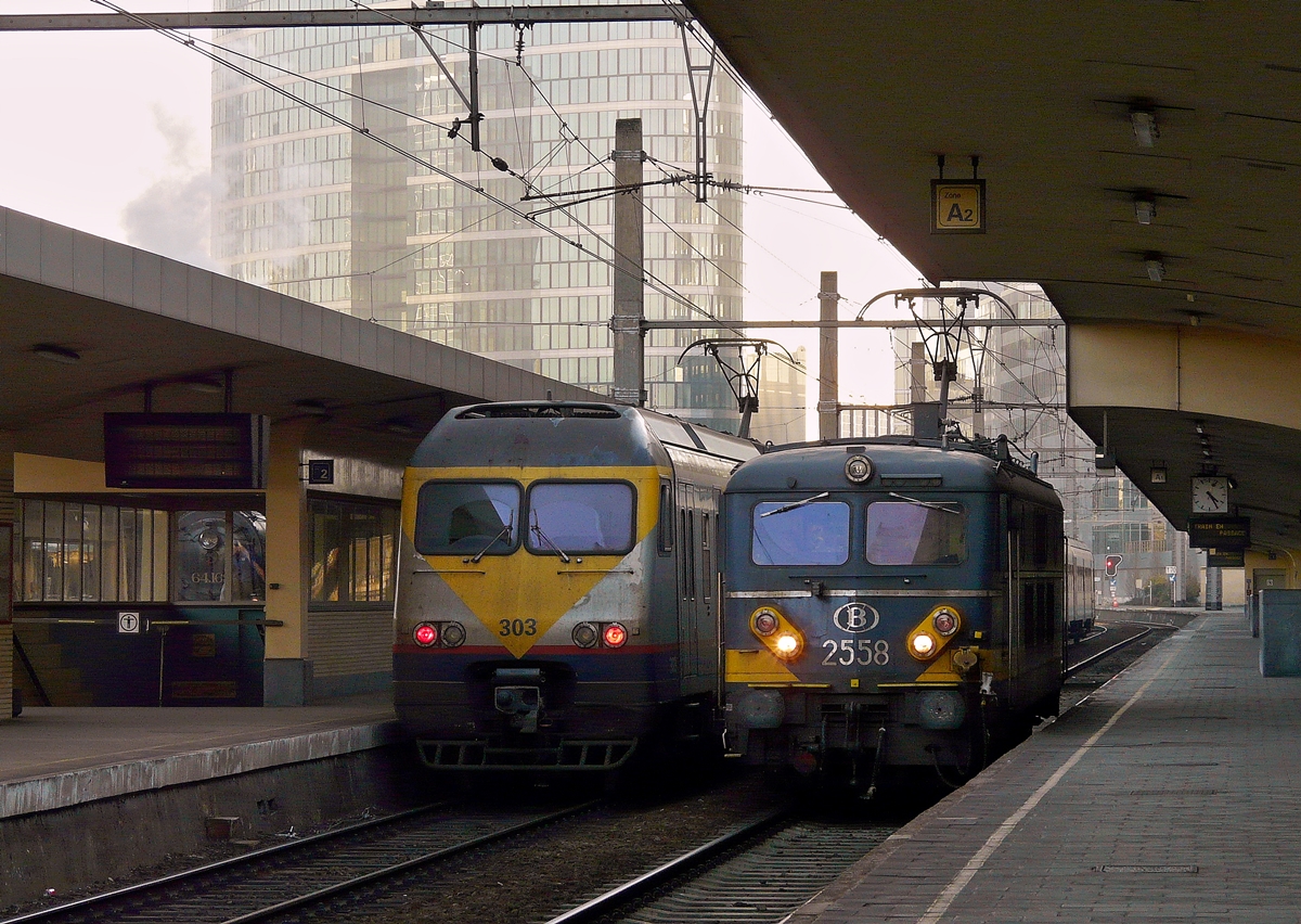 . Es war schon recht dunkel am 17.02.2008 im Bahnhof Bruxelles Nord, als die HLE 2558 als Lokzug durch den Bahnhof fuhr, vorbei am Break AM 80 303, welcher am Bahnsteig stand. Der Rauch links im Bild stammt von der Dampflok HLV 64.169 (eine rumnische P 8) des Museumsvereins PFT/TSP und wenn man genau hinschaut, kann man den Dampfer sogar sehen. ;-) (Jeanny)