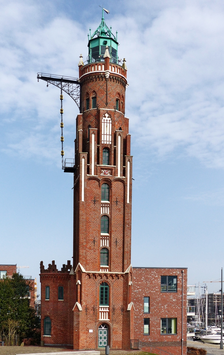 . Etwas schief, trotzdem wundersch�n. Der Simon-Loschen-Leuchtturm in Bremerhaven. 08.04.2018 (Jeanny)